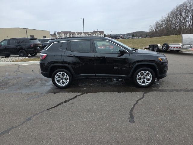 Used 2025 Jeep Compass Latitude w/ Sun & Sound Group image 3