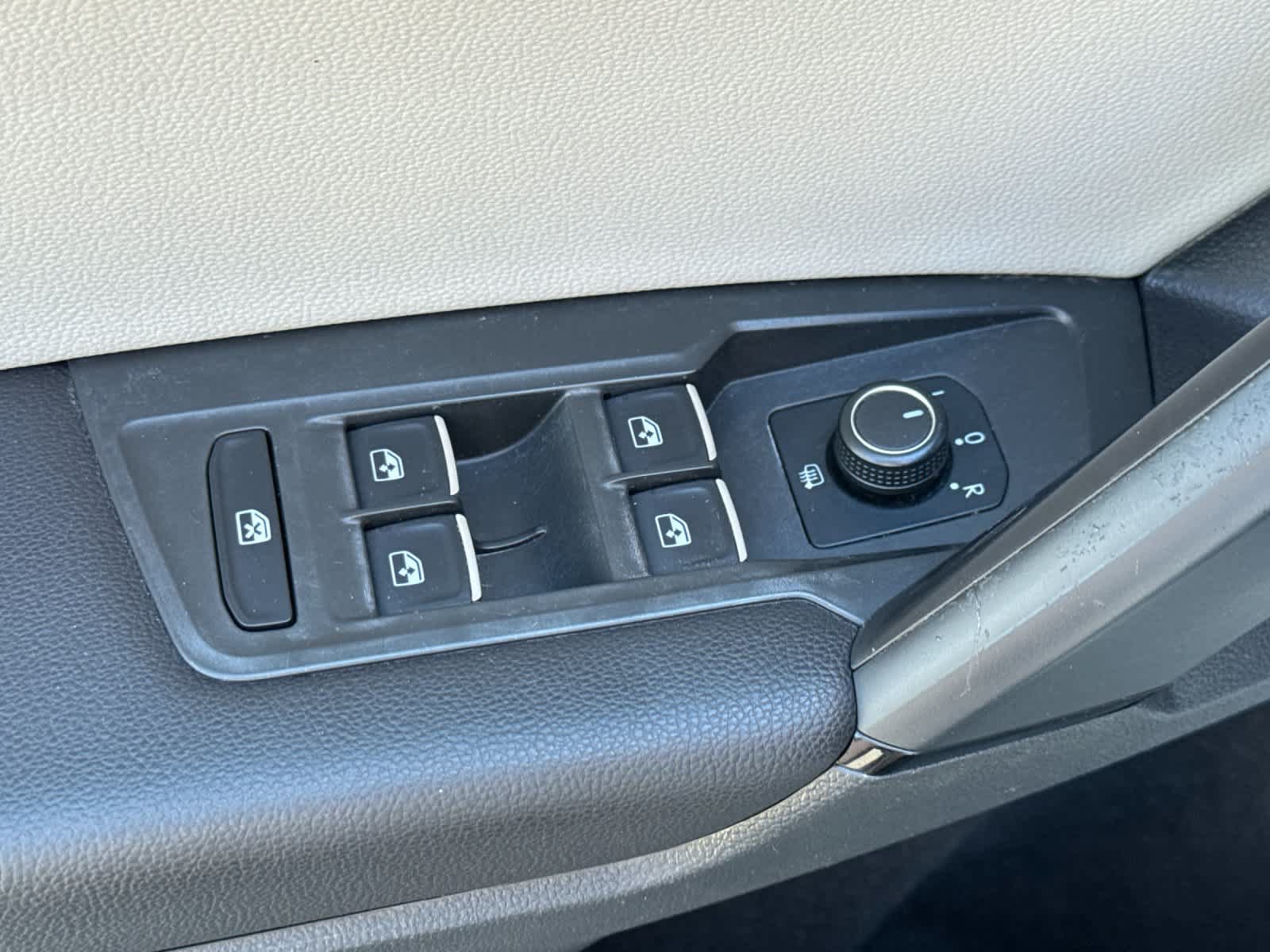 Used 2019 Volkswagen Tiguan SE w/ Panoramic Sunroof Package FWD image 13