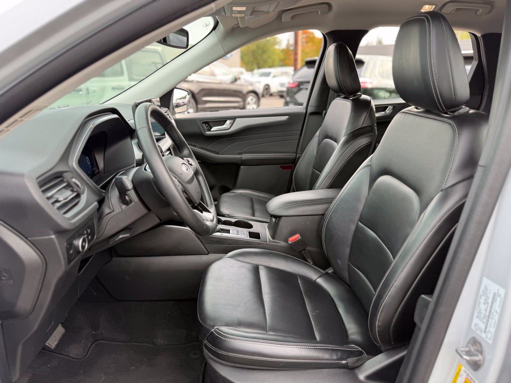 Certified 2025 Ford Escape Platinum AWD/4WD image 10