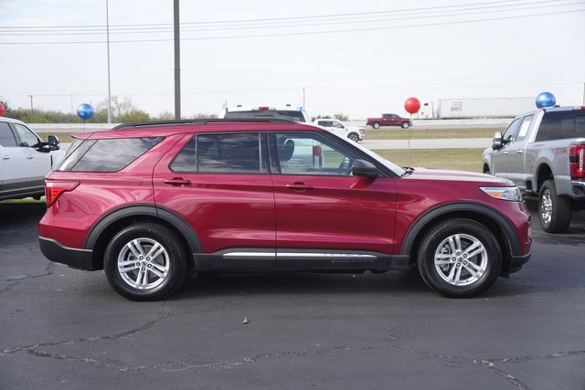 Certified 2021 Ford Explorer XLT image 2