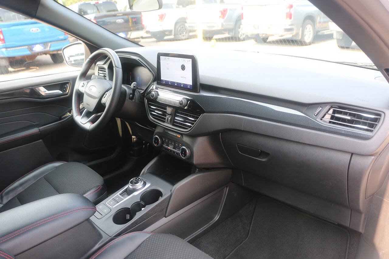 Certified 2025 Ford Escape ST-Line Select AWD/4WD image 26