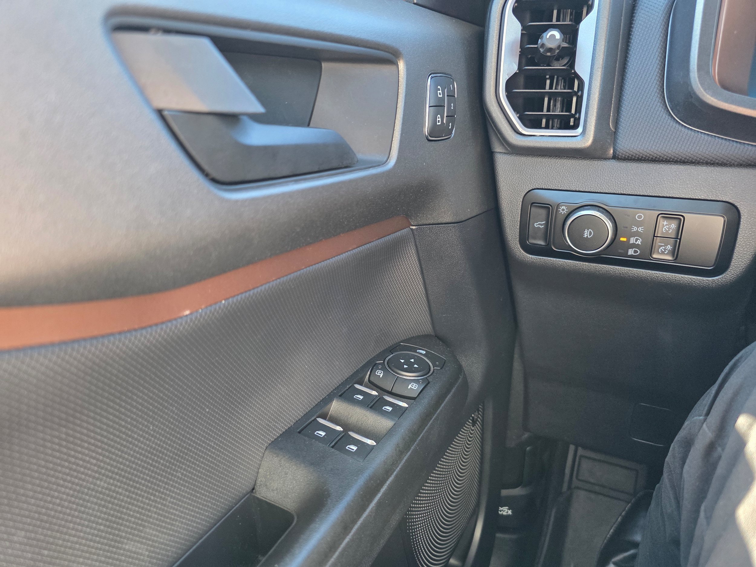 Certified 2025 Ford Bronco Sport Outer Banks w/ Outer Banks Tech Package+ AWD/4WD image 17