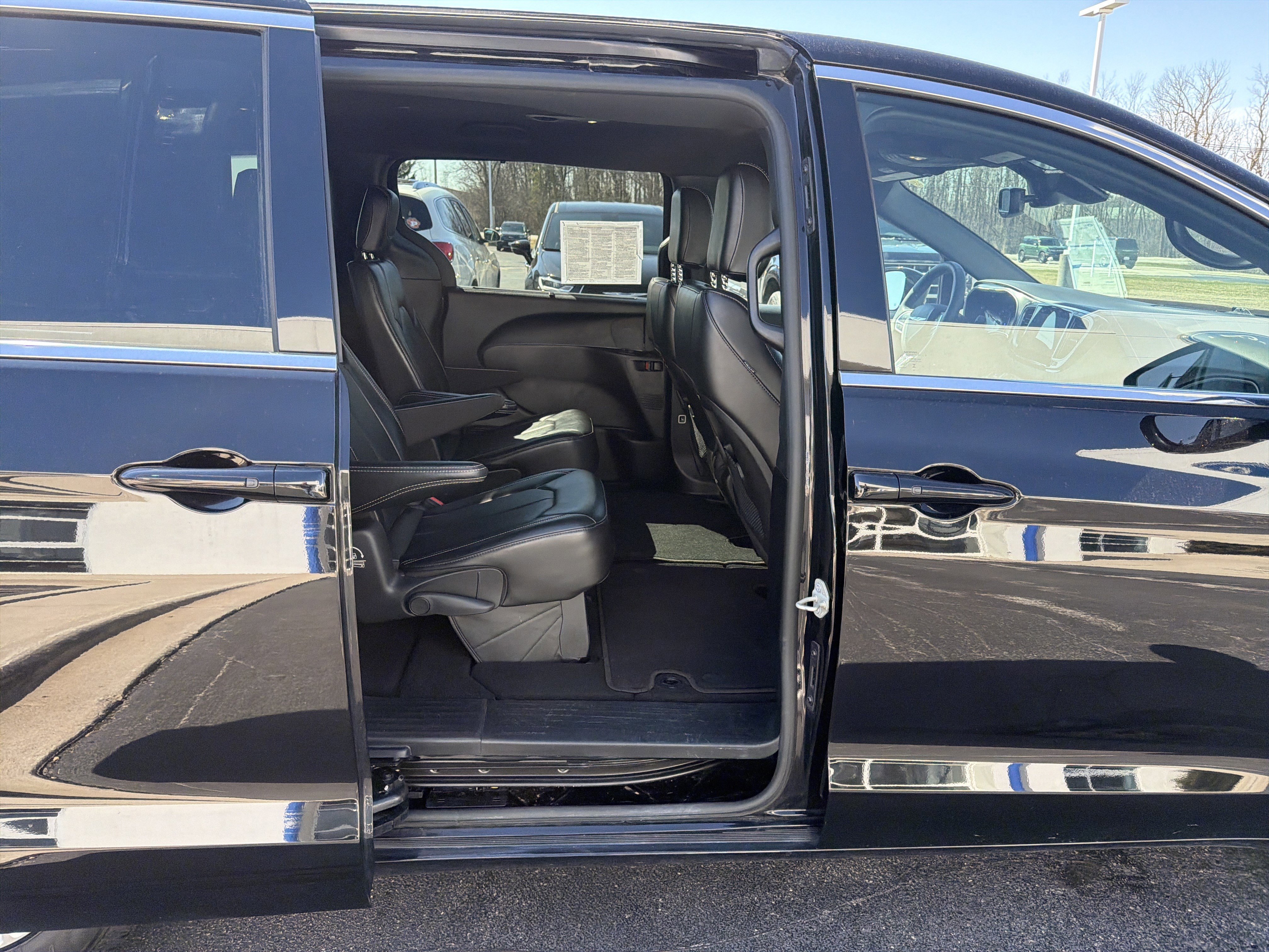 Used 2025 Chrysler Pacifica Select image 16