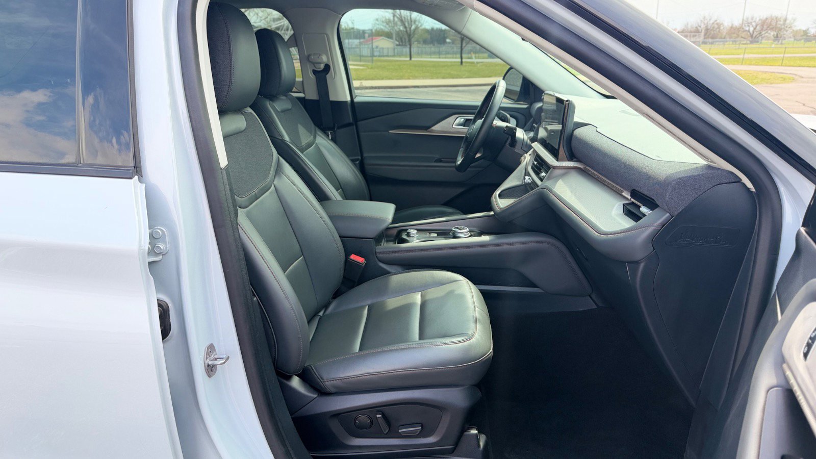 Certified 2025 Ford Explorer Active w/ Active Comfort Package AWD/4WD image 24