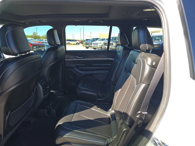 Used 2024 Jeep Grand Cherokee L Limited w/ Luxury Tech Group II AWD/4WD image 15