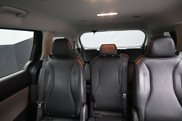 Used 2025 Kia Carnival FWD image 17