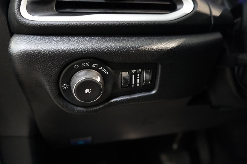 Used 2025 Chrysler Pacifica Select FWD image 27