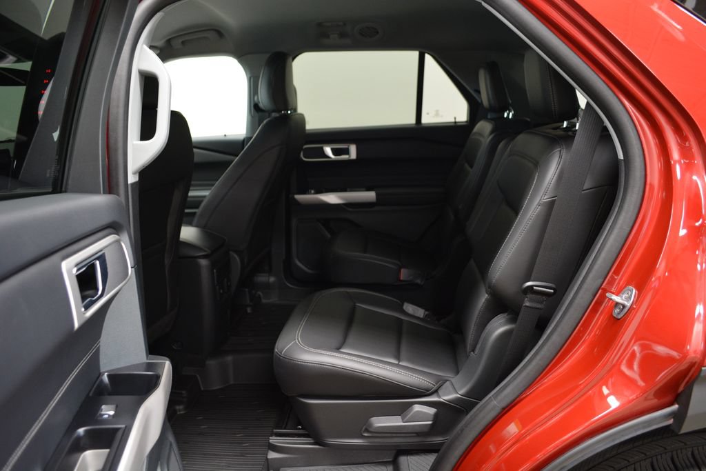 Certified 2024 Ford Explorer XLT w/ Equipment Group 202A AWD/4WD image 17