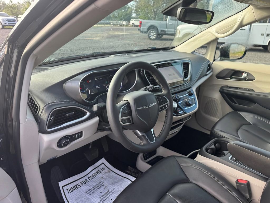 Used 2024 Chrysler Pacifica Limited FWD image 28