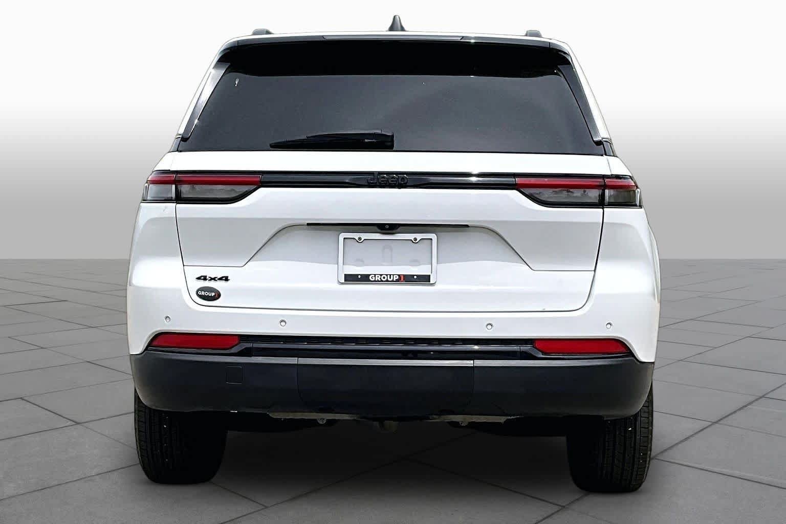 Used 2023 Jeep Grand Cherokee Laredo w/ Luxury Tech Group I AWD/4WD image 5