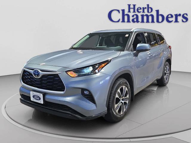 Used 2022 Toyota Highlander XLE AWD/4WD image 11