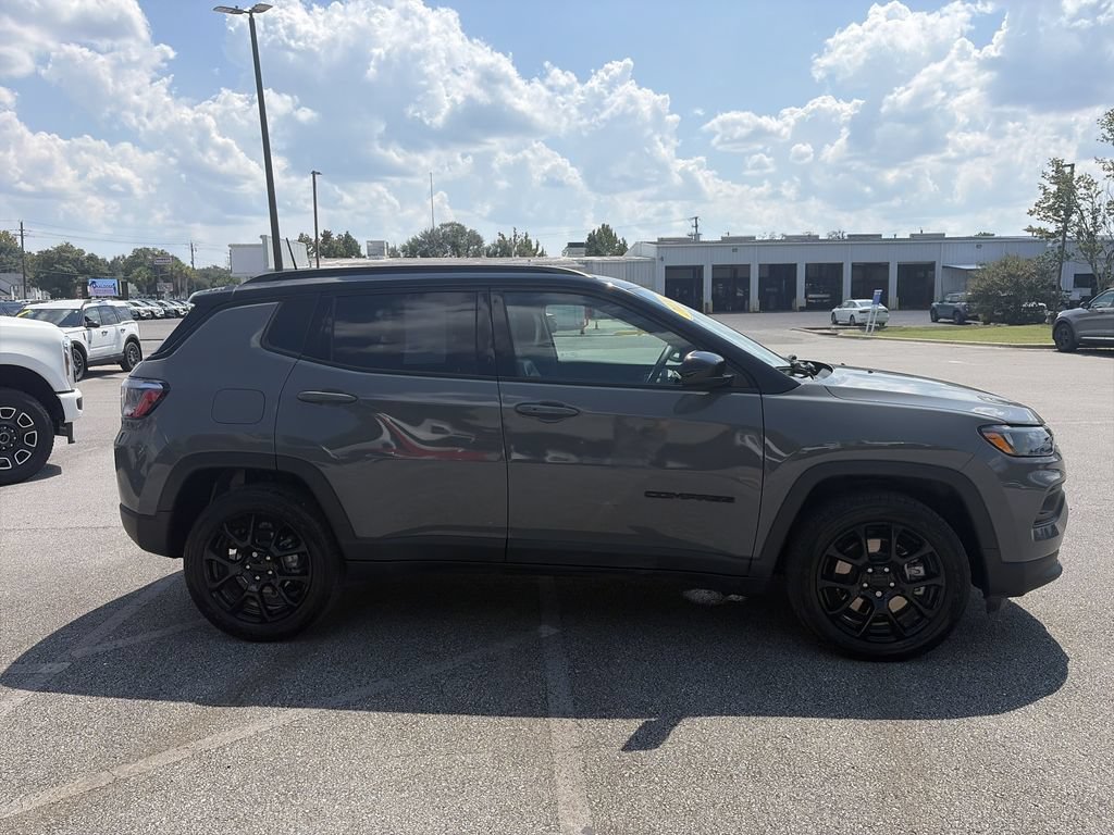Used 2024 Jeep Compass Latitude w/ Convenience Group AWD/4WD image 8