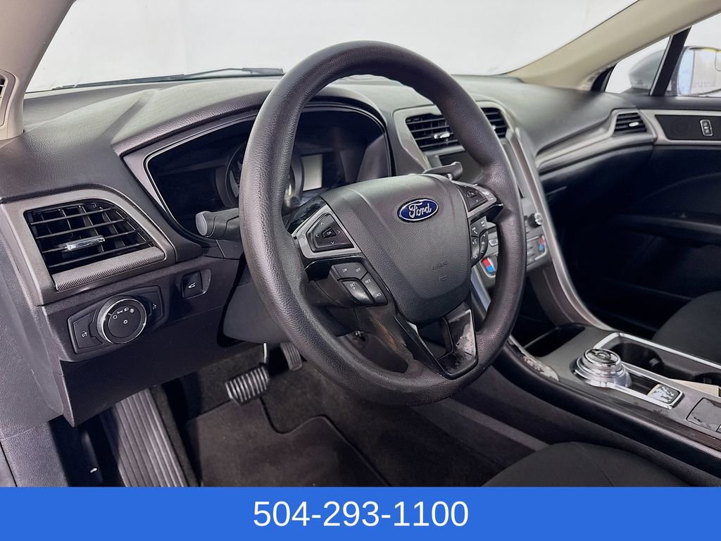 Certified 2018 Ford Fusion SE w/ Fusion SE Technology Package FWD image 11