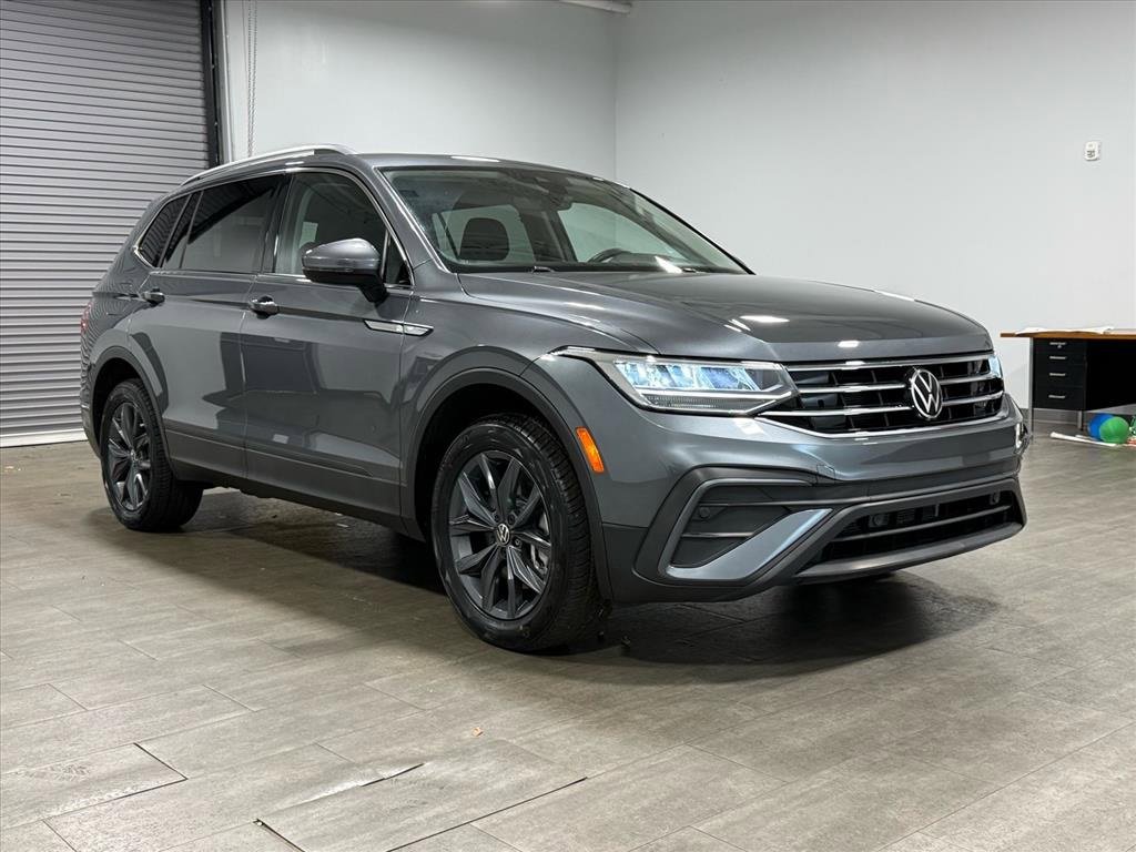 Used 2023 Volkswagen Tiguan SE w/ Panoramic Sunroof Package image 2