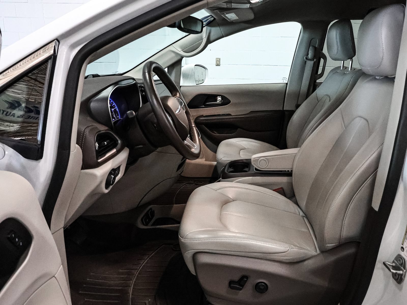 Used 2021 Chrysler Pacifica Touring-L FWD image 20