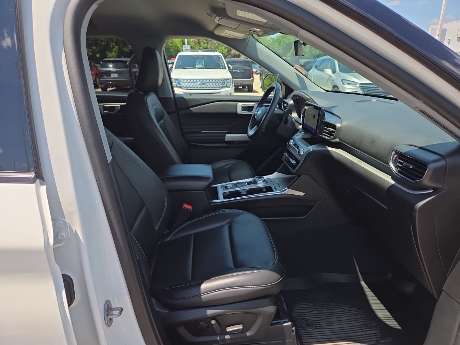 Certified 2022 Ford Explorer XLT w/ Equipment Group 202A AWD/4WD image 35