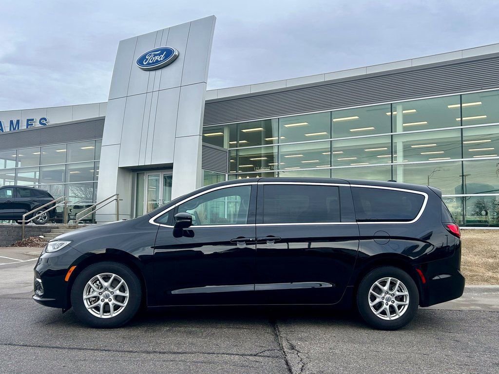 Used 2025 Chrysler Pacifica Select image 5