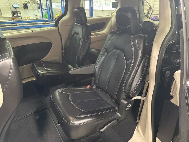 Used 2024 Chrysler Pacifica Touring-L image 26