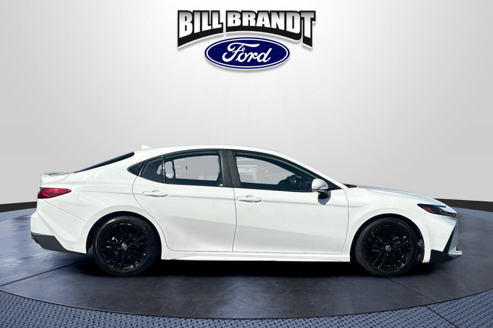 Used 2025 Toyota Camry SE FWD image 2