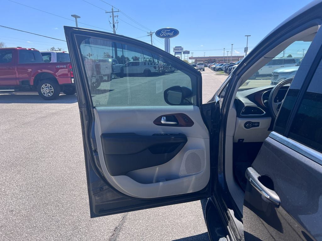 Used 2017 Chrysler Pacifica Limited w/ UConnect Theater Package FWD image 11