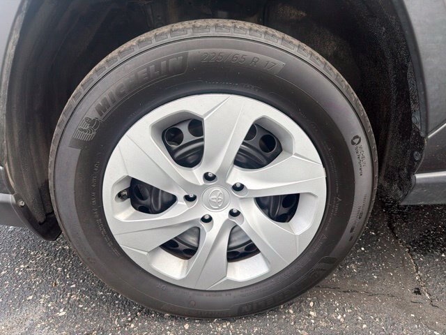Used 2025 Toyota RAV4 LE AWD/4WD image 9