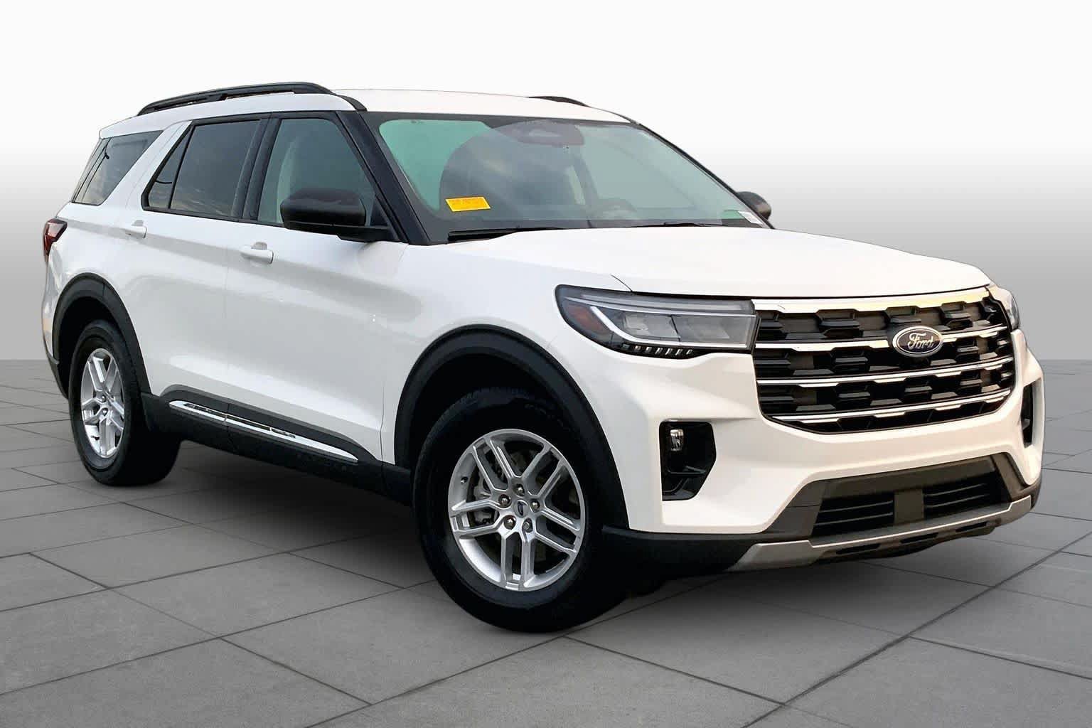 Certified 2025 Ford Explorer Active w/ Active Comfort Package RWD image 3