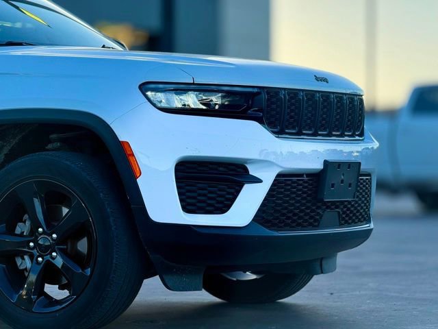 Used 2023 Jeep Grand Cherokee Altitude image 7