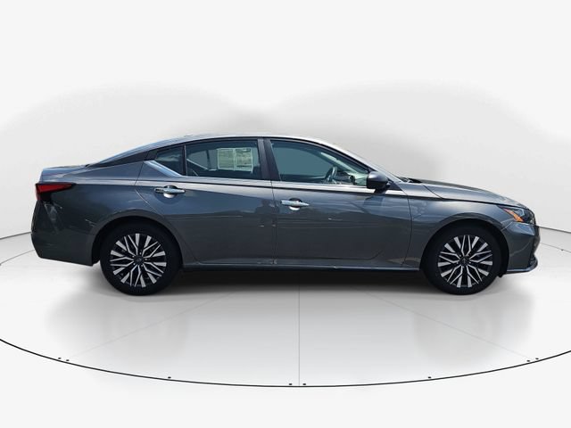 Used 2025 Nissan Altima 2.5 SV FWD image 2
