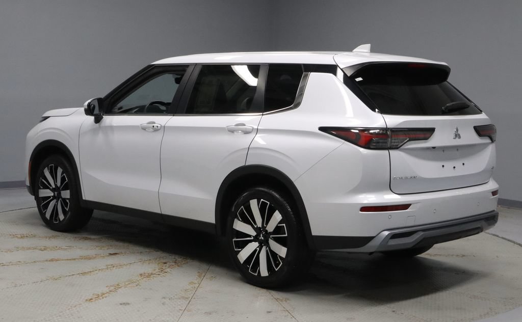 Used 2025 Mitsubishi Outlander SE FWD image 9