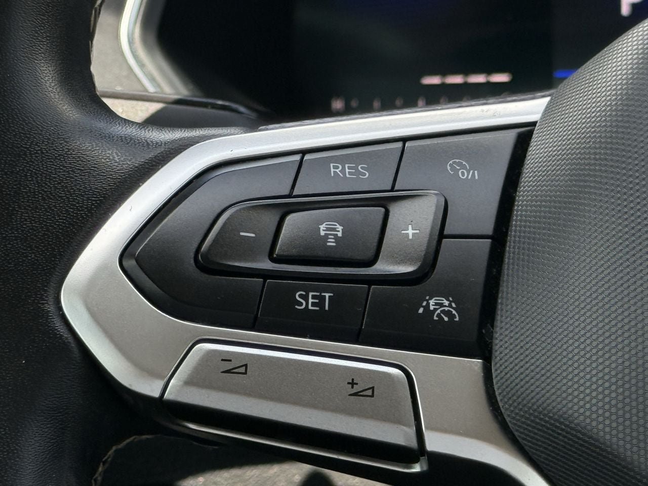Used 2022 Volkswagen Tiguan SE AWD/4WD image 13