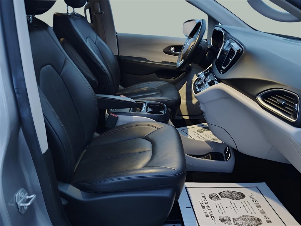 Used 2017 Chrysler Pacifica Touring-L image 32