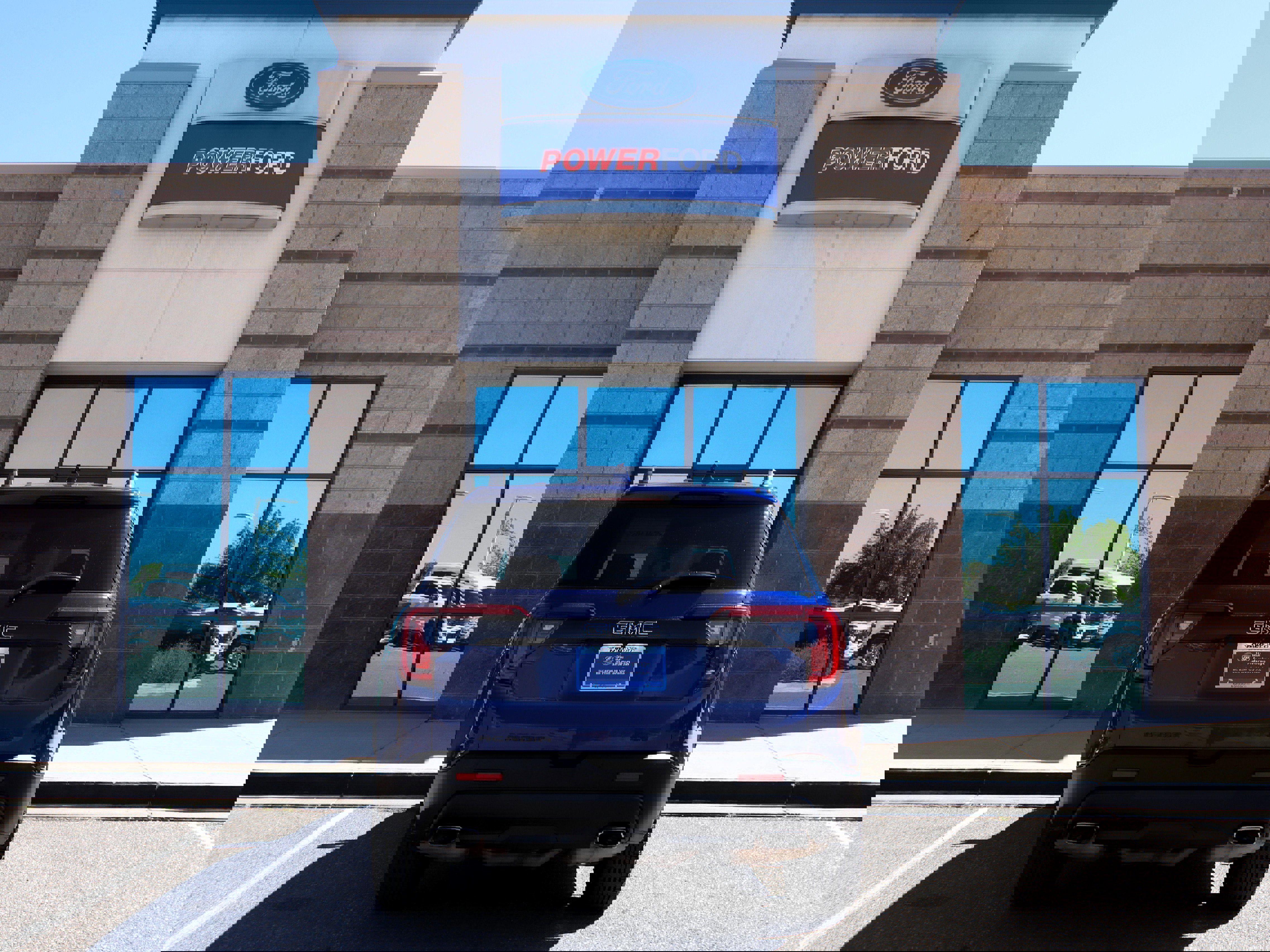 Used 2023 GMC Acadia SLE w/ Driver Convenience Package image 4