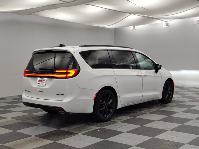Used 2026 Chrysler Pacifica Limited w/ S Appearance Package FWD image 10