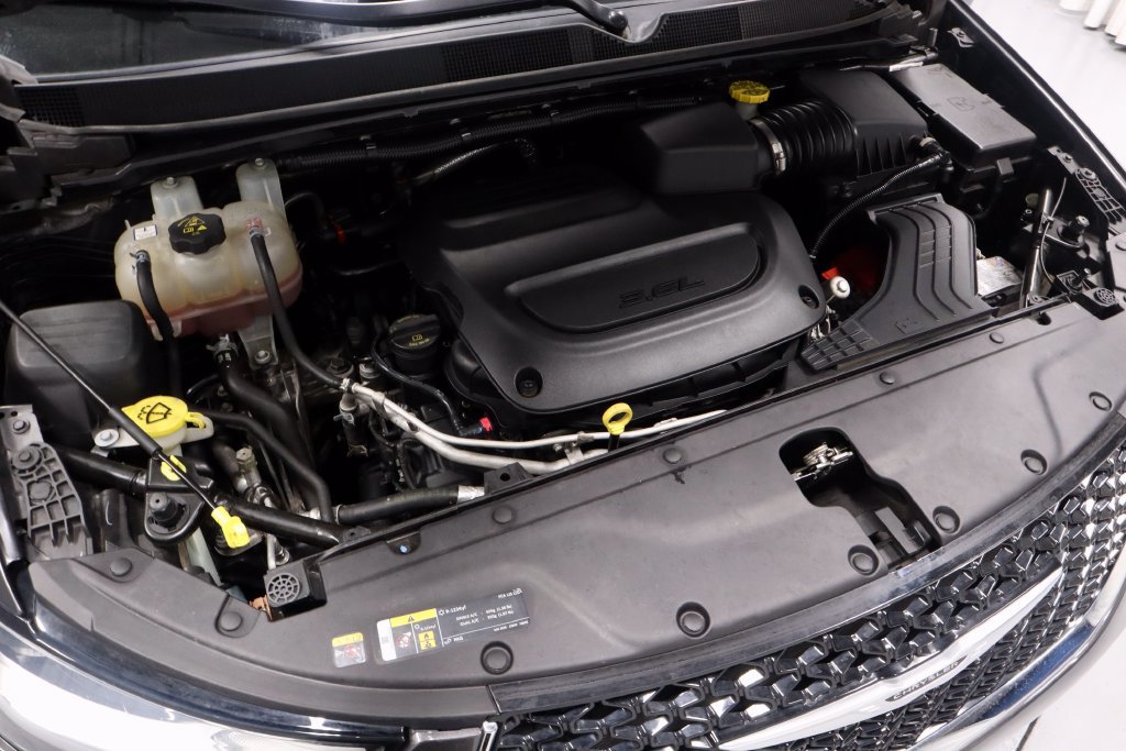 Used 2023 Chrysler Pacifica Touring-L FWD image 16