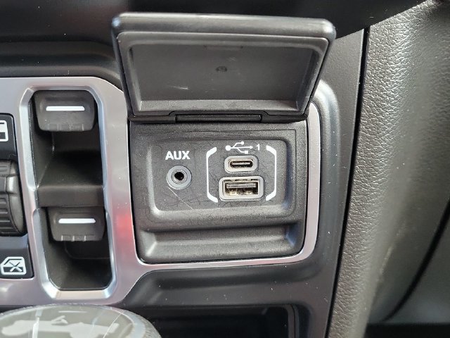 Used 2022 Jeep Wrangler Unlimited Sahara AWD/4WD image 32