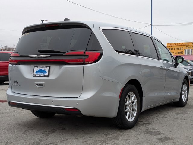 Used 2023 Chrysler Pacifica Touring-L FWD image 4