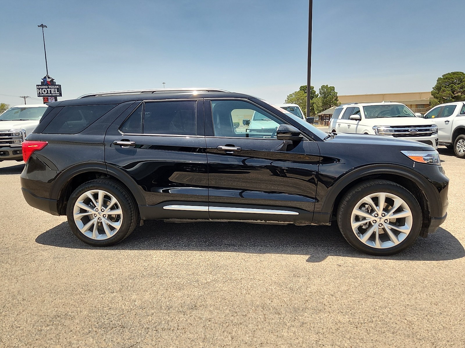 Certified 2023 Ford Explorer Platinum w/ Technology Package AWD/4WD image 8