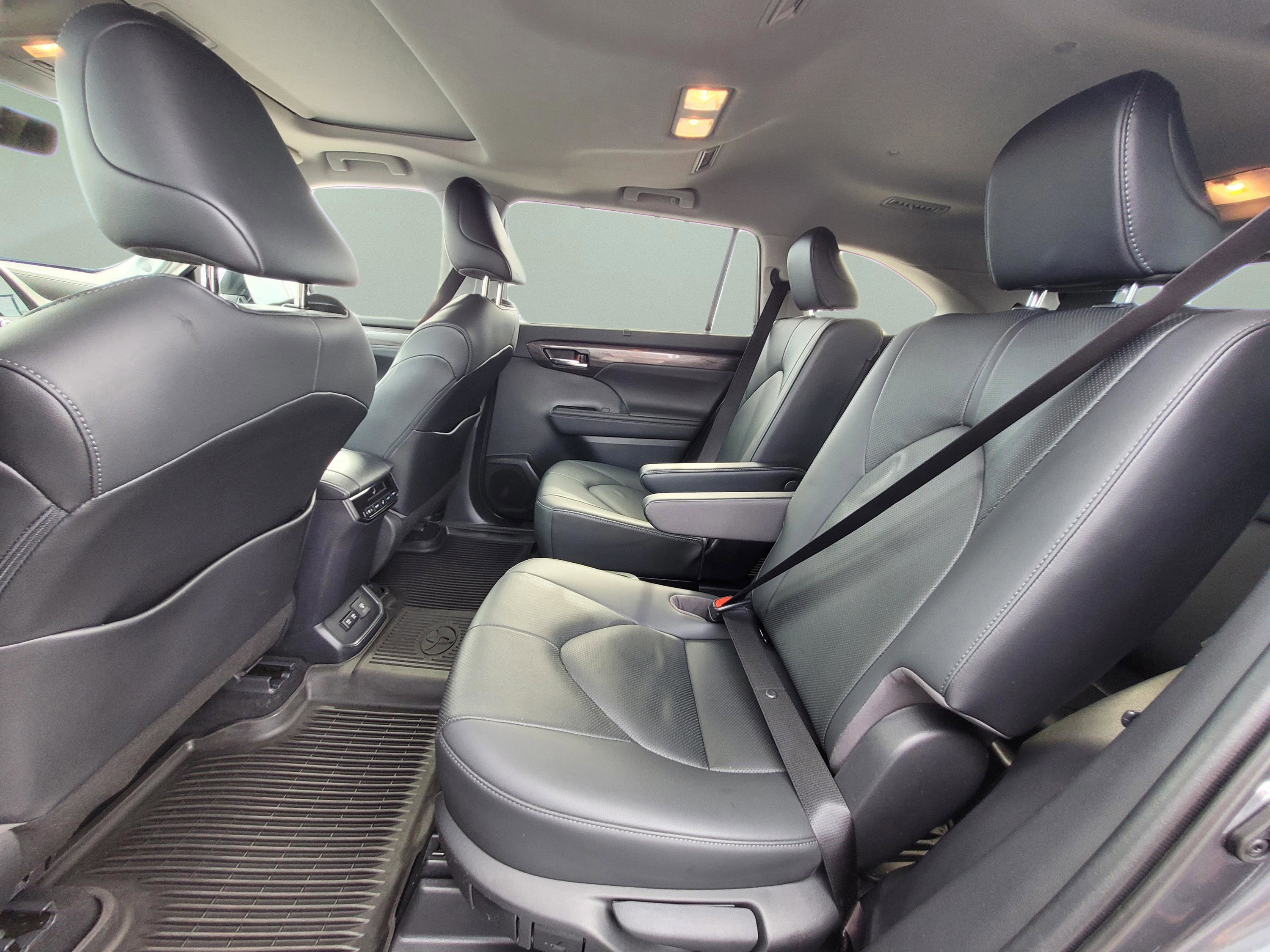 Used 2020 Toyota Highlander Limited image 16