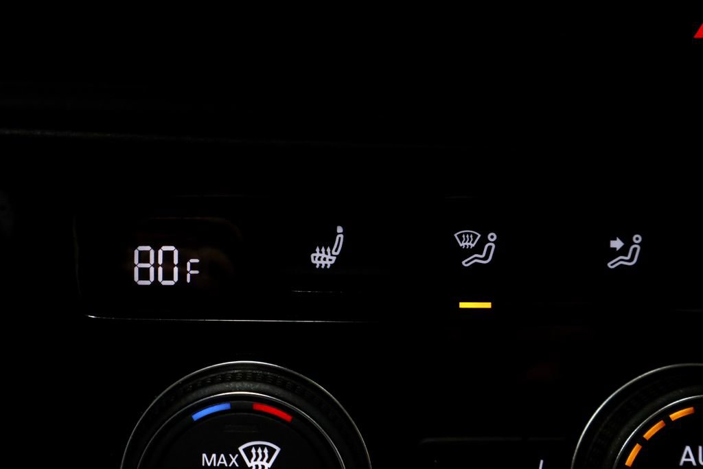 Used 2023 Volkswagen Jetta SE w/ Panoramic Sunroof Package FWD image 4