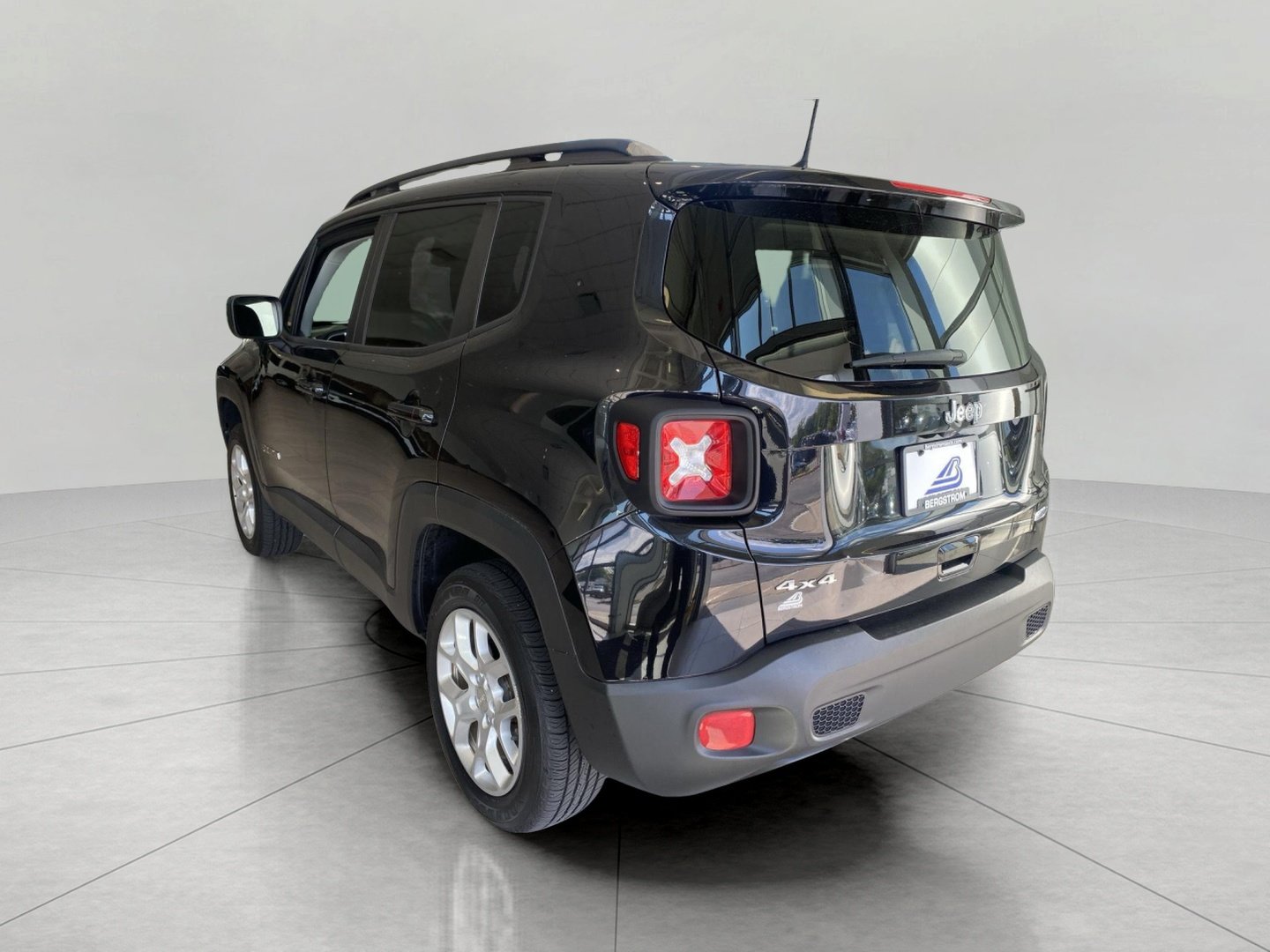 Used 2018 Jeep Renegade Latitude w/ Cold Weather Group AWD/4WD image 8