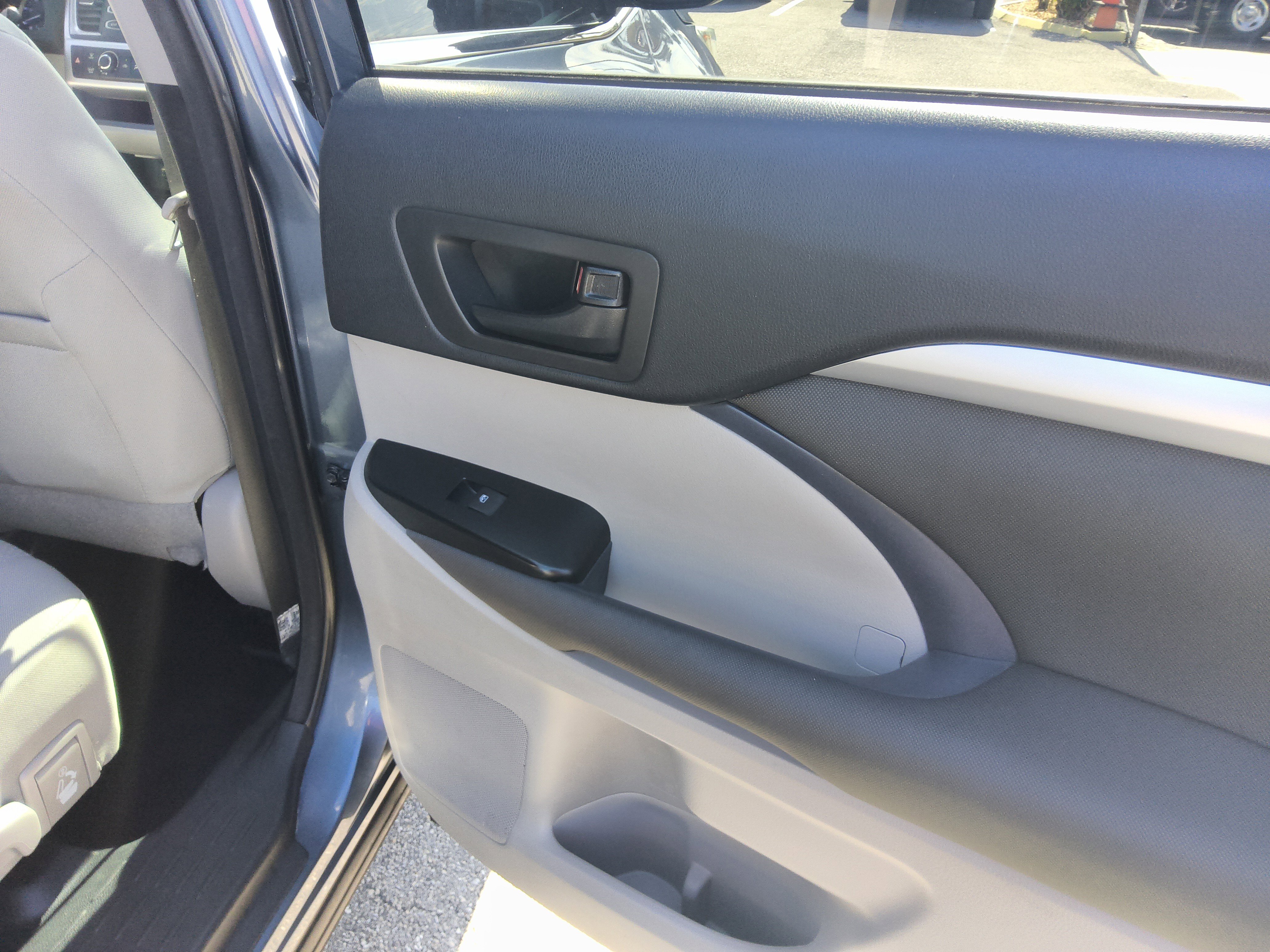 Used 2018 Toyota Highlander LE FWD image 24