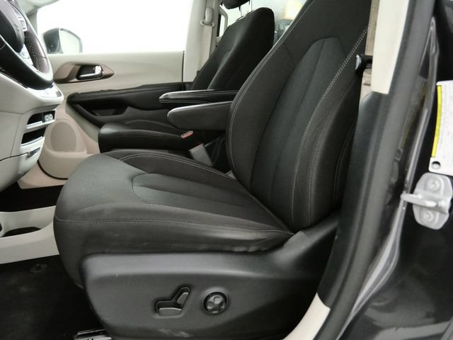 Used 2022 Chrysler Voyager LX FWD image 14