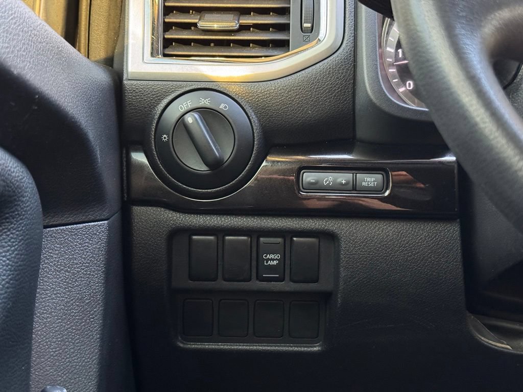Used 2018 Nissan Titan SV AWD/4WD image 32