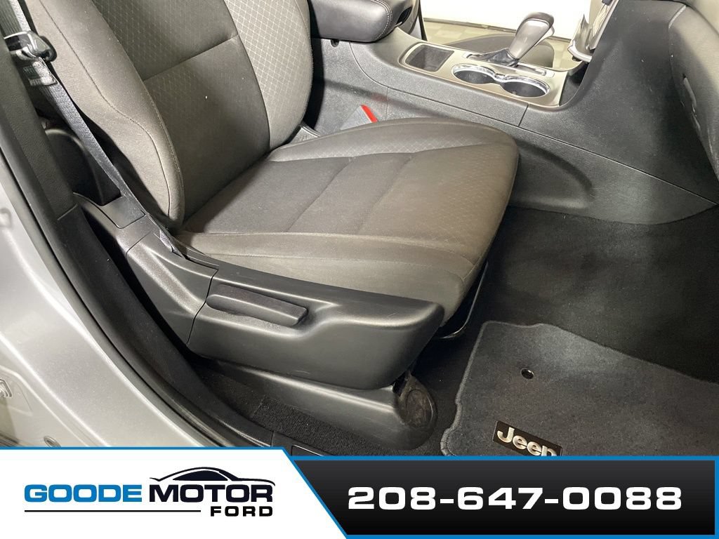 Used 2021 Jeep Grand Cherokee Laredo AWD/4WD image 23