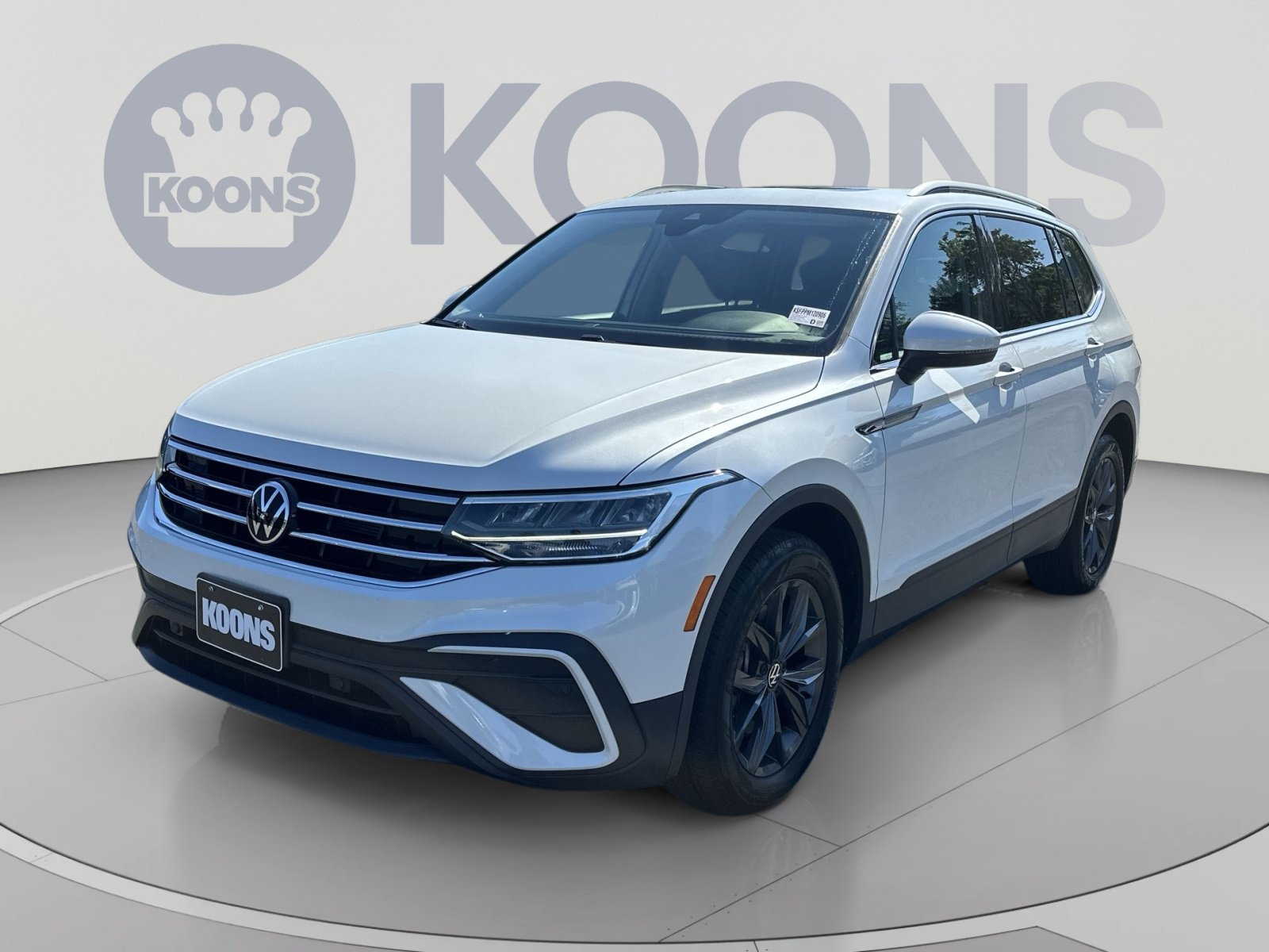 Used 2023 Volkswagen Tiguan SE w/ Panoramic Sunroof Package FWD image 5