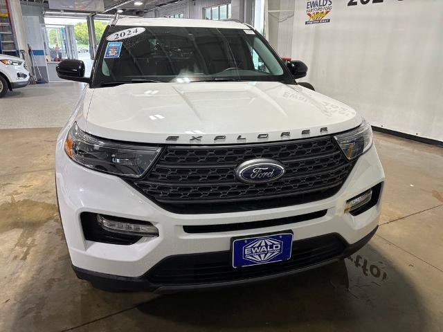 Certified 2024 Ford Explorer XLT w/ Equipment Group 202A AWD/4WD image 3