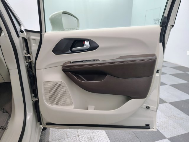 Used 2021 Chrysler Pacifica Touring-L w/ Uconnect Theater Family Group FWD image 27
