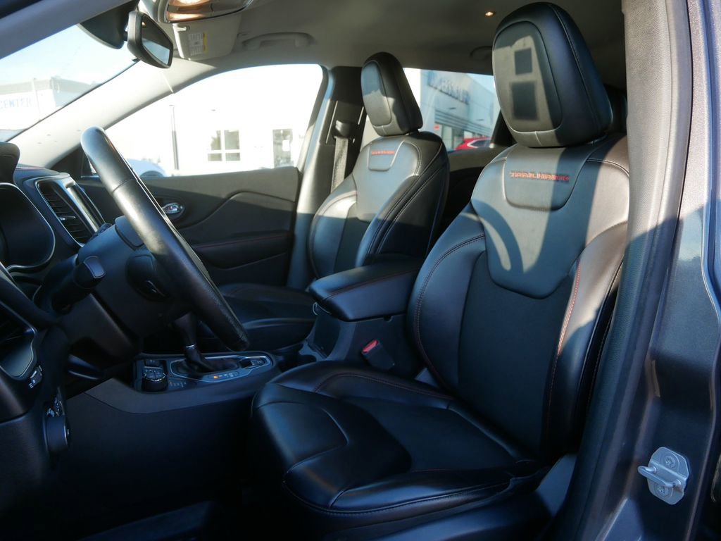 Used 2019 Jeep Cherokee Trailhawk image 9