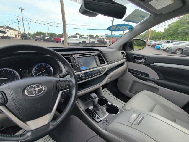 Used 2018 Toyota Highlander XLE AWD/4WD image 32