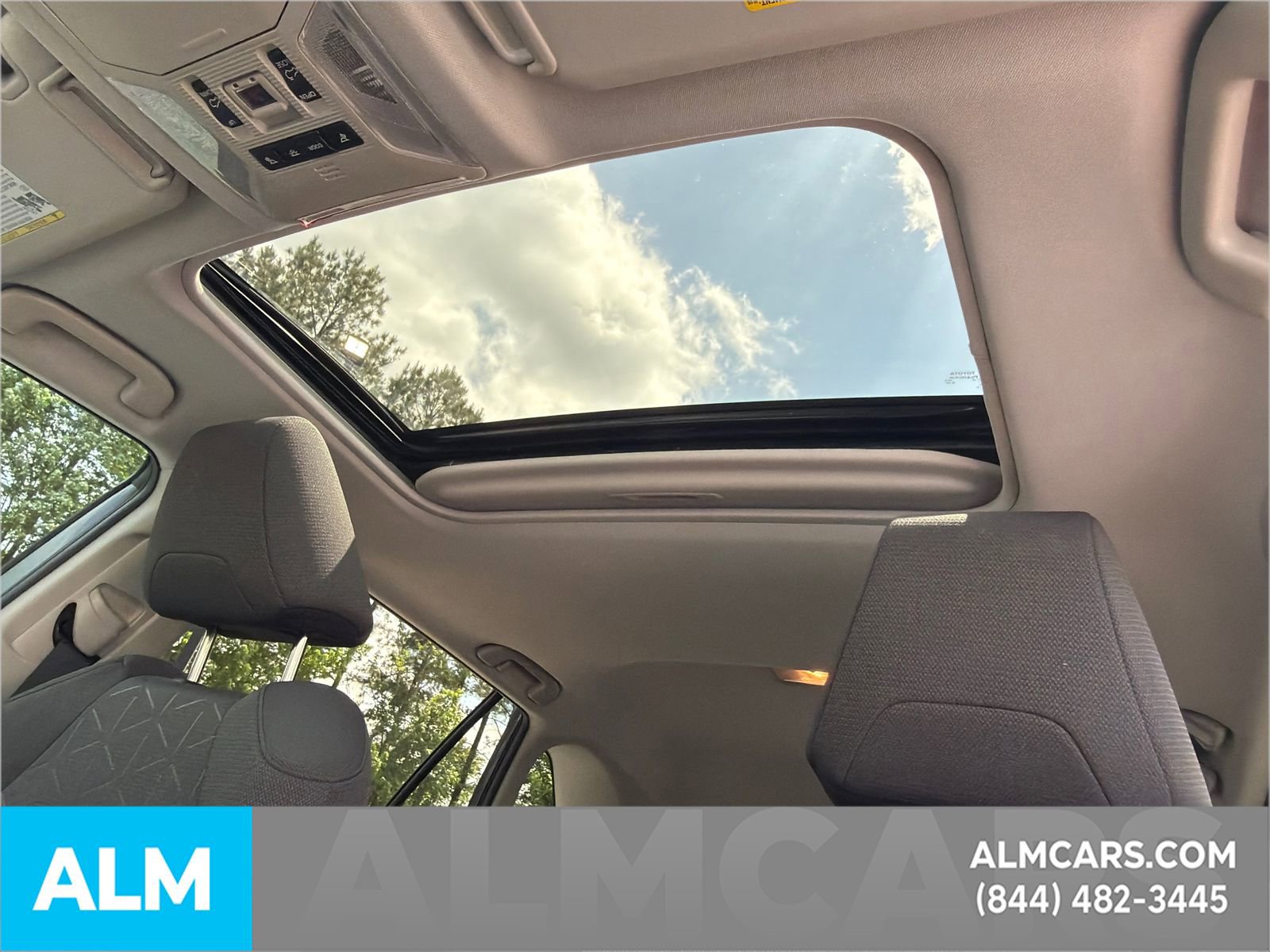 Used 2021 Toyota RAV4 XLE w/ Convenience Package FWD image 38